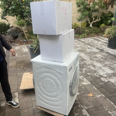 מכונת כביסה וארגזים על עגלות בגינה