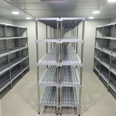 מדפי מתכת בחדר אחסון מואר