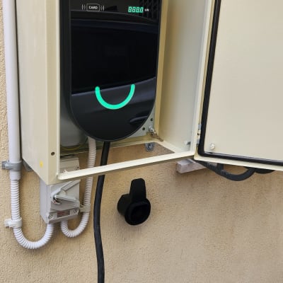 תחנת טעינה לרכב חשמלי בתוך ארון חשמל פתוח