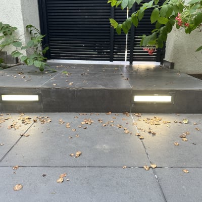 תאורה מותקנת במדרגות חיצוניות