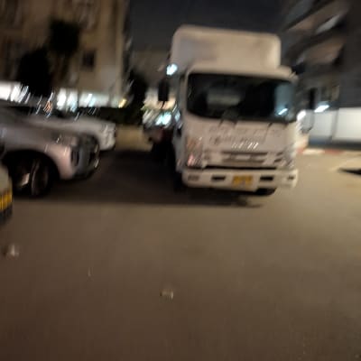משאית חונה ברחוב בלילה
