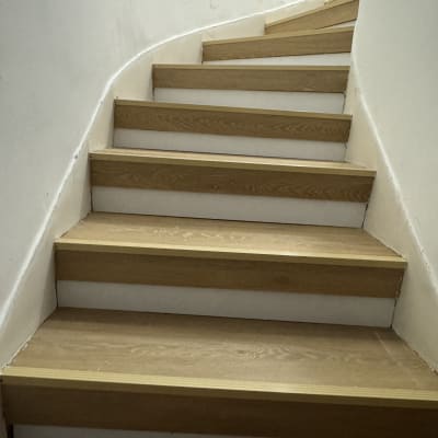 מדרגות עץ עם קירות לבנים