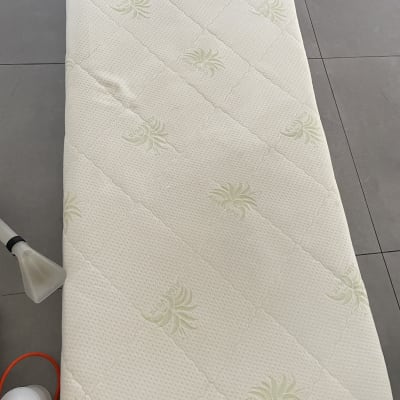 מזרן עם כלי ניקוי על הרצפה