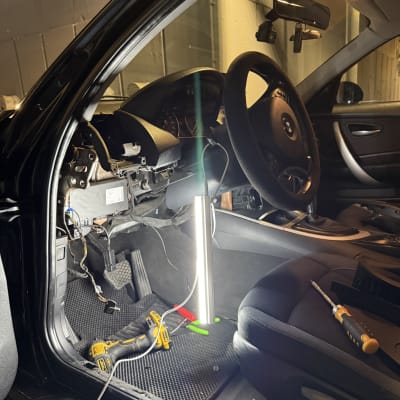 תיקון רכב עם כלים בתוך תא הנהג