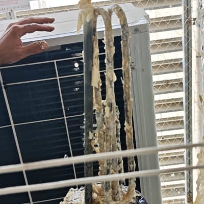 יד ליד דוד שמש עם צינורות ומערכת חימום