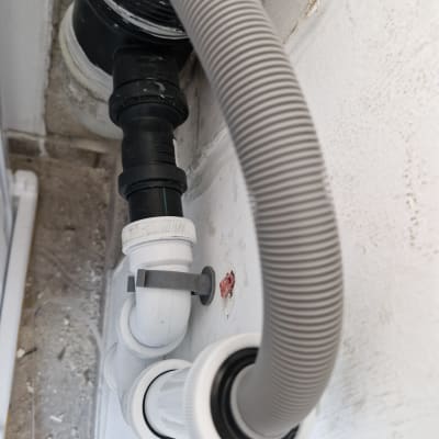 צינורות פלסטיק מחוברים לקיר עם חיבורים