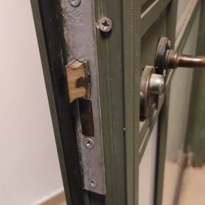 מנעול דלת מתכת עם ידית ובריח