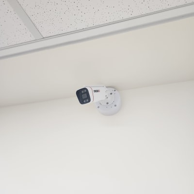 מצלמת אבטחה מותקנת על תקרה לבנה