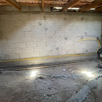התקנת צינור גז צהוב לאורך קיר בלוקים במבנה בשיפוץ