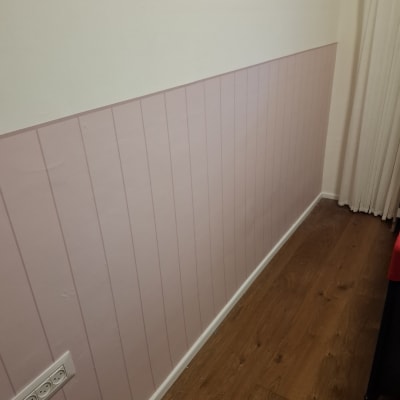 קיר עם טפט ורוד ורצפת עץ