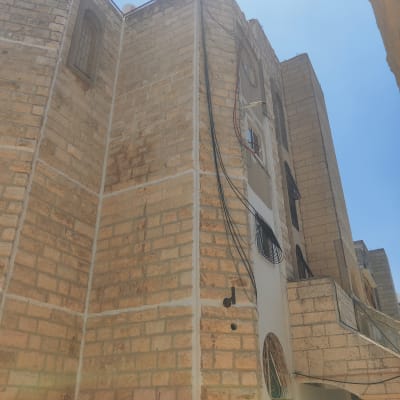 קירות אבן עם איטום בין הלבנים וחוטי חשמל