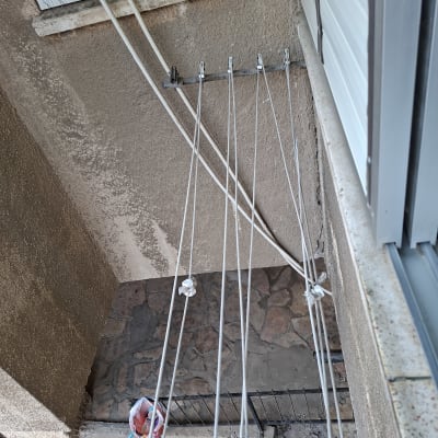 חבלי כביסה מותקנים על קיר חיצוני
