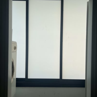 חלון עם מסגרת אלומיניום שחורה