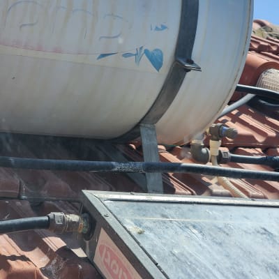 דוד שמש על גג עם צינורות וחיבורים