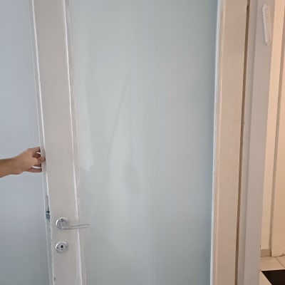 דלת עם זכוכית חלבית ומסגרת לבנה