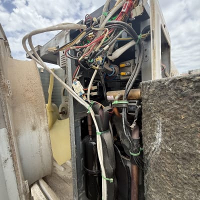 חוטים וצינורות במזגן חשוף עם רכיבים פנימיים