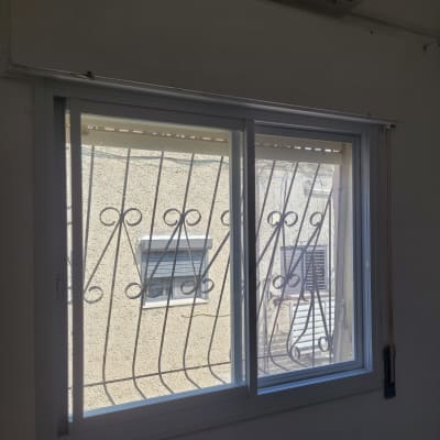 חלון אלומיניום עם סורגים מעוצבים