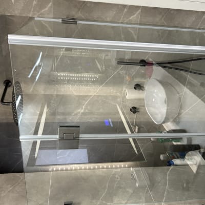 מקלחון זכוכית עם ראש מקלחת שחור