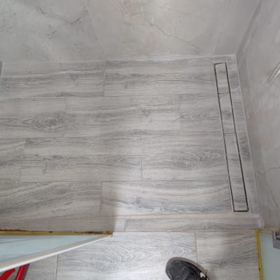 רצפת מקלחת עם ניקוז ותשתית צנרת