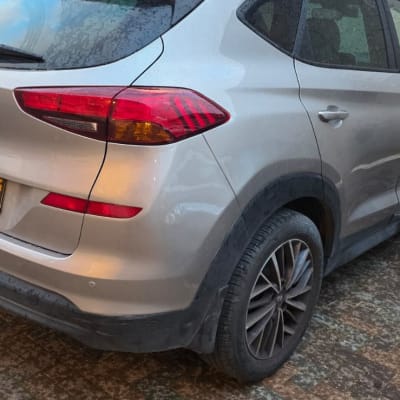 רכב חונה ליד קיר בטון