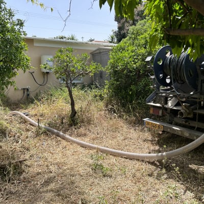 משאית עם צינור יניקה מחוברת בחצר