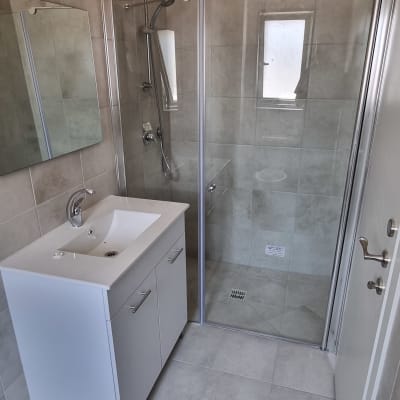 מקלחון זכוכית עם ראש מקלחת מתכוונן