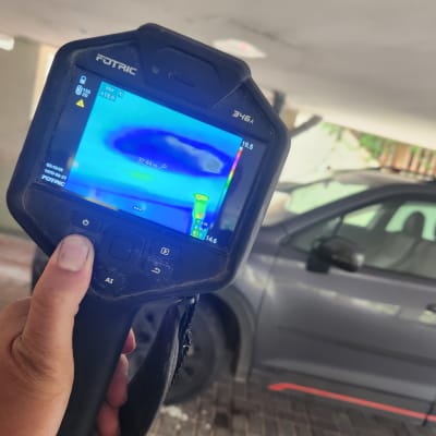 מד חום תרמי מציג תמונה צבעונית