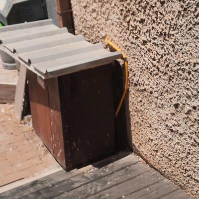 כבל צהוב ליד קיר חיצוני