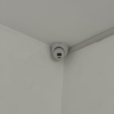 מצלמת אבטחה מותקנת בפינת תקרה