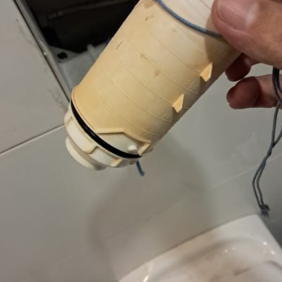 חלקי אינסטלציה ותיקון אסלה בשירותים