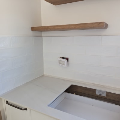 שיש חדש ומדף עץ מותקן במטבח