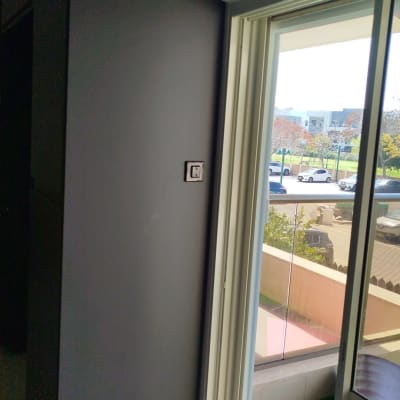 שקע חשמל על קיר ליד חלון זכוכית