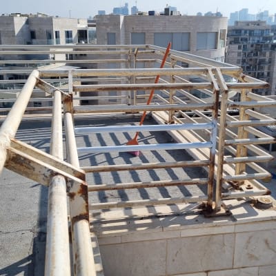 מעקה מתכת חלוד על גג בניין