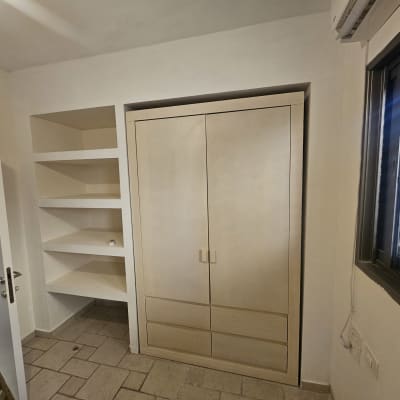 ארון מדפים וחלון בחדר, עבודה בתחום הנדימן