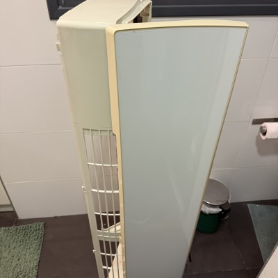 יחידת מזגן עם כיסוי פתוח בחדר אמבטיה