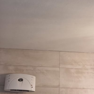 תקרה וקיר צבועים עם מכשיר על הקיר