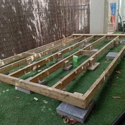 מבנה עץ על דשא סינתטי בחצר