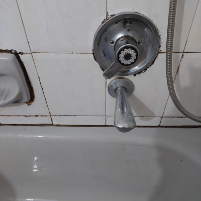 ברז אמבטיה עם ידית מתכת וכפתור ויסות