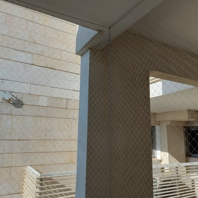 רשת למניעת כניסת יונים על קיר חיצוני