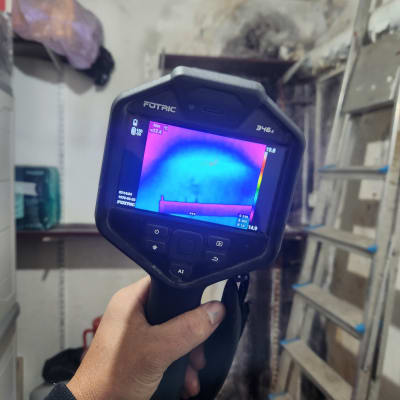 מד חום תרמי מציג אזור קר על קיר