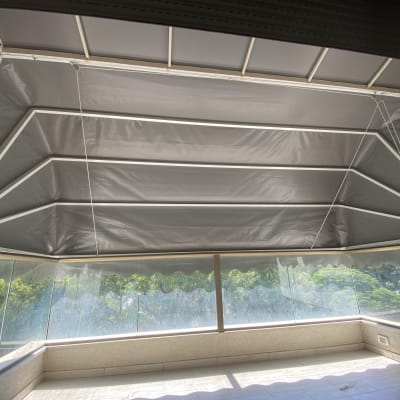 סוכך אפור נפתח עם מסגרת מתכת