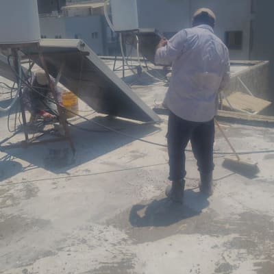 עובדים על גג עם ציוד לאיטום