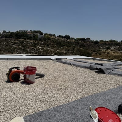 כלים וחומרים לאיטום גג על משטח חצץ