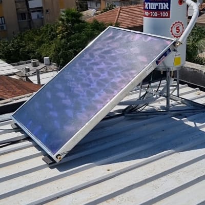 דוד שמש על גג עם קולטן סולארי