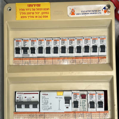 לוח חשמל עם מפסקים וחוטים חשמליים