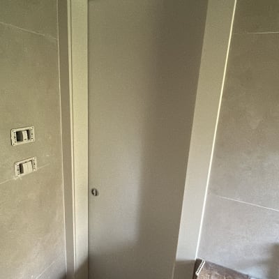 דלת לבנה עם מסגרת בחדר