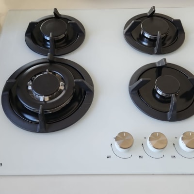 כיריים גז עם ארבעה מבערים וכפתורי שליטה