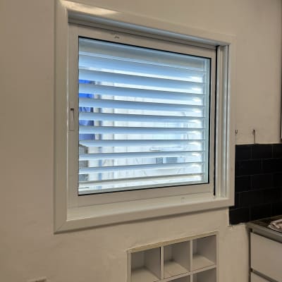 חלון אלומיניום עם תריסים אופקיים