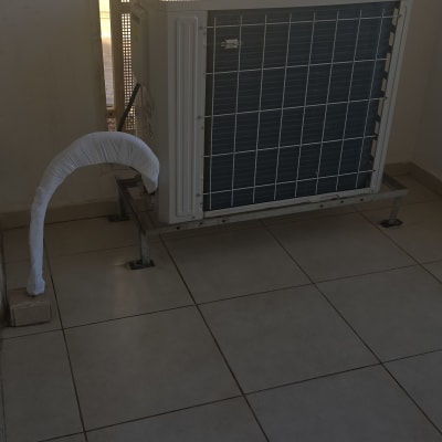 יחידת מזגן חיצונית מותקנת על מרפסת