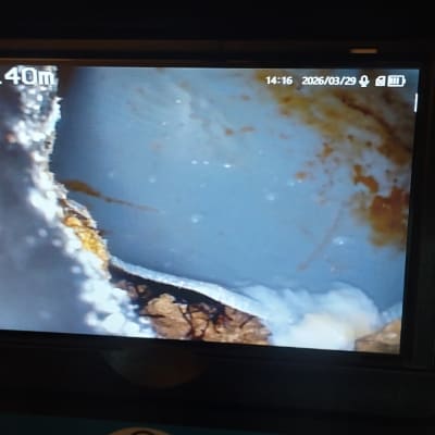 צילום פנים צינור עם חלודה ונזילה